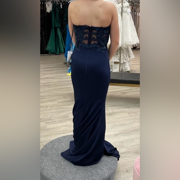 Jadore Australia Gown Size US 6 - Picture 2 of 3